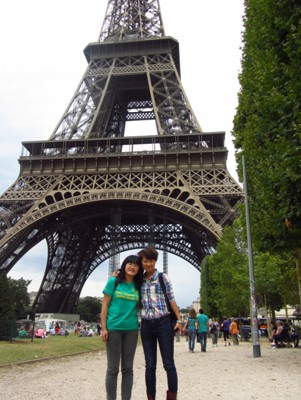 在巴黎的埃菲尔铁塔和新东方张园老师的合影